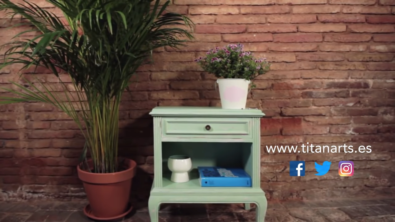 anapalaiosi komodinoy me to chalk paint tis titan